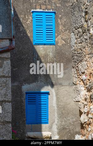 Finestra blu a Dobrinj. Dobrinj è una piccola cittadina situata sull'isola di Krk, risalente al Medioevo. Foto Stock