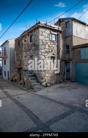 Vecchia scala di pietra a Dobrinj. Dobrinj è una piccola cittadina situata sull'isola di Krk, risalente al Medioevo. Foto Stock