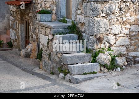 Vecchia scala di pietra a Dobrinj. Dobrinj è una piccola cittadina situata sull'isola di Krk, risalente al Medioevo. Foto Stock