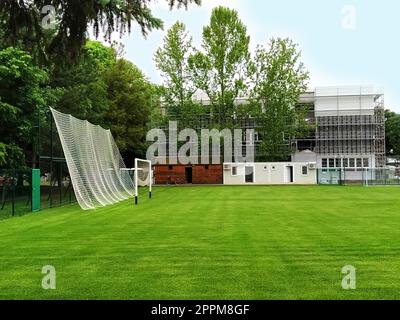 Sremska Mitrovica, Serbia. 30 maggio 2020. Un campo da calcio nei campi della scuola e un gol da calcio. La costruzione di una nuova scuola. Edificio scolastico con impalcature. Lavori di facciata Foto Stock