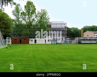 Sremska Mitrovica, Serbia. 30 maggio 2020. Costruzione di una nuova scuola. Edificio scolastico con impalcature. Campo da calcio nei terreni della scuola. Lavori di facciata nella fase finale della costruzione Foto Stock