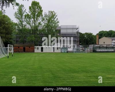 Sremska Mitrovica, Serbia. 30 maggio 2020. Costruzione di una nuova scuola. Edificio scolastico con impalcature. Campo da calcio nei terreni della scuola. Lavori di facciata nella fase finale della costruzione Foto Stock