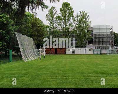 Sremska Mitrovica, Serbia. 30 maggio 2020. Un campo da calcio nei campi della scuola e un gol da calcio. La costruzione di una nuova scuola. Edificio scolastico con impalcature. Lavori di facciata Foto Stock