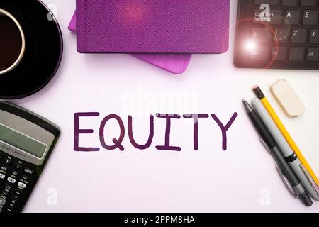 Capitale del segno di scrittura della mano. Business concept qualità di essere equo e imparziale corsa libera una mano unità Foto Stock