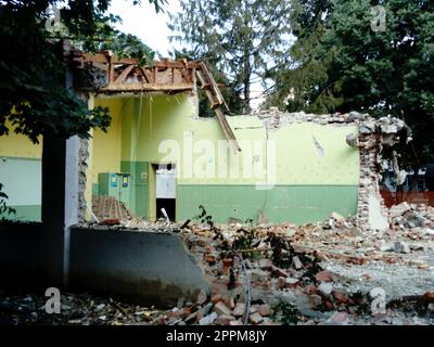 Sremska Mitrovica, Serbia, 13 agosto 2020. Smantellamento e demolizione della vecchia scuola che prende il nome da Jovan Popovic. Fori nelle pareti e nel soffitto. Classe in rovina Foto Stock