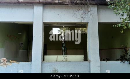 Sremska Mitrovica, Serbia, 13 agosto 2020. Smantellamento e demolizione della vecchia scuola che prende il nome da Jovan Popovic. Fori nelle pareti e nel soffitto. Classe in rovina Foto Stock