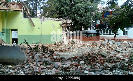 Sremska Mitrovica, Serbia, 13 agosto 2020. Smantellamento e demolizione della vecchia scuola che prende il nome da Jovan Popovic. Fori nelle pareti e nel soffitto. Classe in rovina Foto Stock