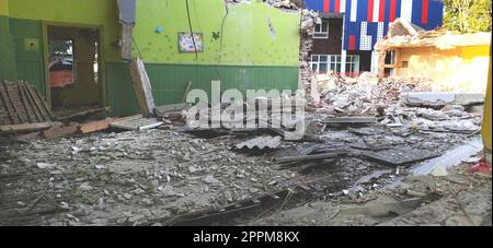 Sremska Mitrovica, Serbia, 13 agosto 2020. Smantellamento e demolizione della vecchia scuola che prende il nome da Jovan Popovic. Pezzi di cemento e armatura sono appesi. I bulldozer stanno abbattendo i muri. Foto Stock