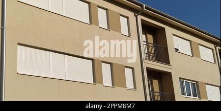 Facciata di un nuovo edificio residenziale. Edifici moderni. Parete in gesso beige Foto Stock