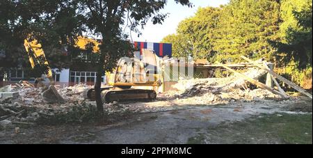 Sremska Mitrovica, Serbia, 13 agosto 2020. Smantellamento e demolizione della vecchia scuola che prende il nome da Jovan Popovic. Pezzi di cemento e armatura sono appesi. I bulldozer stanno abbattendo i muri. Foto Stock