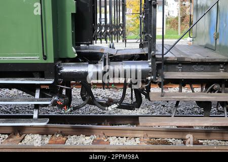 Accoppiamento e linea aerea su un vecchio vagone ferroviario Foto Stock