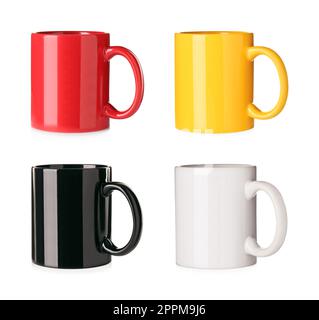 Set con diverse tazze in ceramica su sfondo bianco Foto Stock