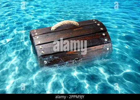Scrigno di legno chiuso galleggiante in mare Foto Stock