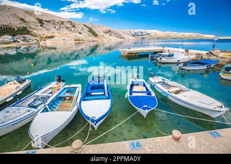 Idilliaco villaggio costiero di Metajna con vista sul porto, isola di pag Foto Stock