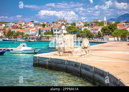 Lungomare della città di Novalja e vista mare turchese, isola di pag Foto Stock