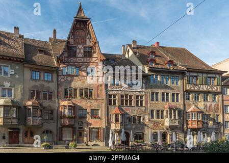 Case medievali con colorate facciate dipinte nella piazza del municipio nel centro storico di Stein am Rhein, Svizzera Foto Stock