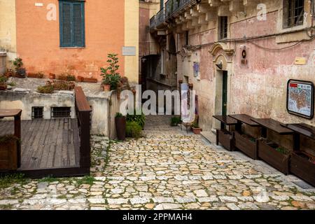 Tipiche scale acciottolate in un vicolo laterale di Matera. Basilicata. Italia Foto Stock