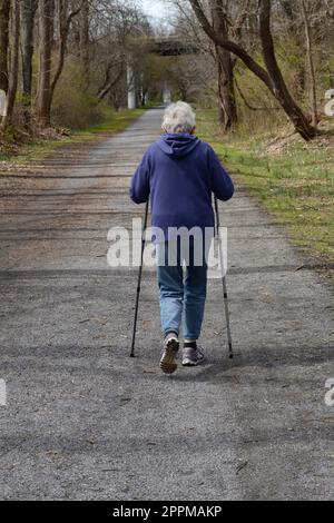 Una donna anziana ama il Virginia Creeper Trail, un percorso ferroviario polivalente tra Abingdon e Whitetop Mountain nel sud-ovest della Virginia. Foto Stock
