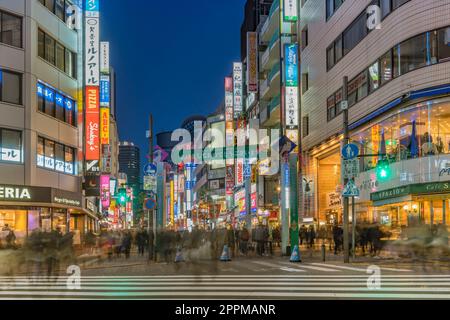 ikebukuro, giappone - dicembre 31 2019: Vista notturna della folla sulla traversata pedonale della Sunshine 60 Street che conduce alla famosa strada otomo dicembre Foto Stock