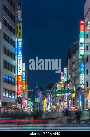 ikebukuro, giappone - dicembre 31 2019: Vista notturna della folla sulla traversata pedonale della Sunshine 60 Street che conduce alla famosa strada otomo dicembre Foto Stock