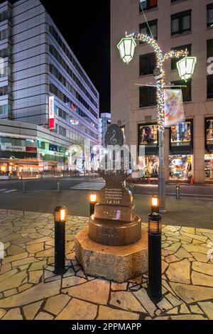 ikebukuro, giappone - dicembre 31 2019: Monumento pubblico a forma di trifoglio con il testo della canzone d'amore "To Toshima Future" dedicata ai cittadini di Toshima da Sada Masashi in Sunshine Street di notte. Foto Stock