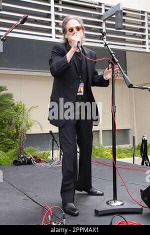 **FOTO DEL FILE** Richard Lewis diagnosticò il morbo di Parkinson. Richard Lewis al compleanno di Ringo Starr Fan Gathering alla Capitol Records di Hollywood, California, il 07 luglio 2015. Credito: David Edwards/MediaPunch Foto Stock