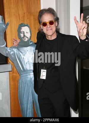 **FOTO DEL FILE** Richard Lewis diagnosticò il morbo di Parkinson. Hollywood, CA - 07 luglio Richard Lewis partecipa al raduno dei fan di Ringo Starr alla Capitol Records il 07 luglio 2015. Credito: Faye Sadou/MediaPunch Foto Stock