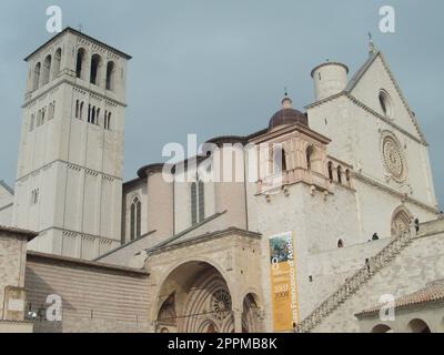 Assisi, Italia, 1 dicembre 2007. Ingresso alla Chiesa di San Francesco in Assisi, alla Basilica di San Francesco nel monastero del Sacro Convento. Il tempio principale dell'ordine francescano in Umbria Foto Stock