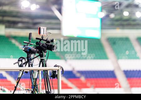 videocamera professionale che trasmette una partita di calcio Foto Stock