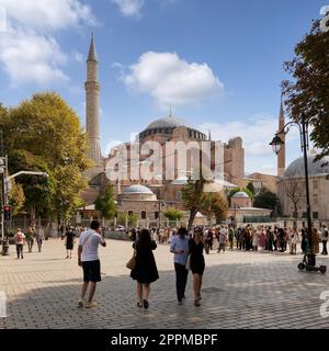 Lunga coda di turisti in attesa di entrare nella Moschea di Santa Sofia, o Ayasofya Camii, ex chiesa greco-ortodossa Foto Stock