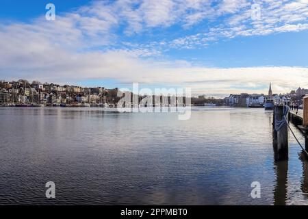 Flensburg, Germania - 3 marzo 2023: Vista dello storico porto di Flensburg con alcune navi. Foto Stock