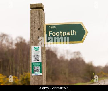 Cartello pubblico con codici QR per gli escursionisti per scannerizzare e ottenere informazioni su passeggiate a piedi e in bicicletta a Suffolk e il codice di campagna. Aldingham, Regno Unito Foto Stock