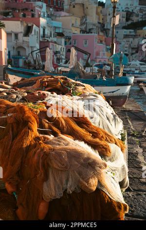 Colorate reti da pesca a Marina Corricella sull'isola di Procida, Golfo di Napoli, Italia. Foto Stock