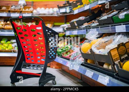Un carrello con prodotti alimentari in un supermercato Foto Stock
