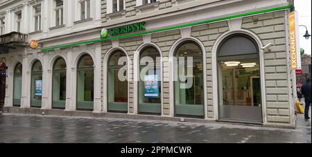 Sarajevo, Bosnia ed Erzegovina, 8 marzo 2020. Il centro storico di Sarajevo, un ramo di Sberbank su una delle strade della città. Facciata dell'edificio, finestre di vetro della banca Foto Stock