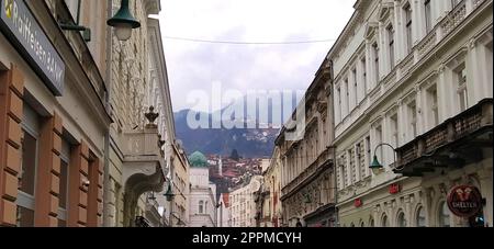 Sarajevo, Bosnia ed Erzegovina, 8 marzo 2020. Alture sulla montagna, da dove le truppe serbe spararono sulle strade di Sarajevo negli anni '90 Punto di fuoco. Facciate di case al momento Foto Stock