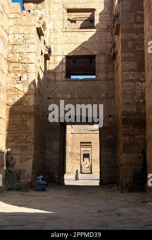 A Luxor Egitto - 16 Aprile 2008: il tempio funerario di Ramses II nel sito archeologico di Medinet Habu, Luxor, Egitto Foto Stock