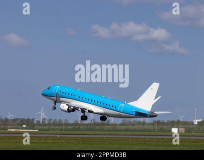 Aereo passeggeri che parte dalla pista, Schiphol, Amsterdam, Paesi Bassi Foto Stock