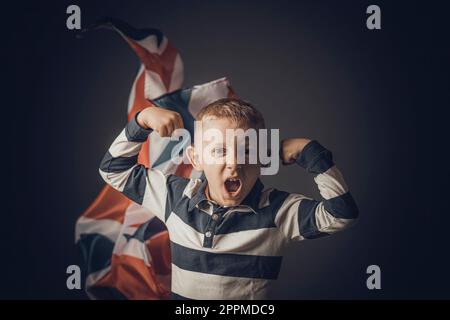 Ritratto di bambino giubilante e bandiera inglese Foto Stock