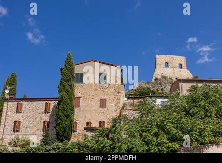 Montemassi borgo fortificato in provincia di Grosseto. Italia Foto Stock