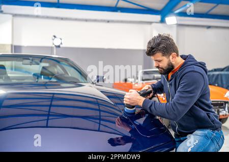 dettaglio della carrozzeria, lucidatura con levigatrice meccanica, cura della vettura, automotive Foto Stock