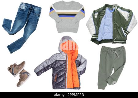 Collage di abiti primaverili invernali isolati. Collezione di abbigliamento maschile per bambini. Abbigliamento alla moda per bambini. Jeans colorati ed eleganti, maglione, pantaloni, giacche, stivali. Foto Stock