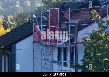 Vista aerea dei lavori sul tetto eseguiti in una casa. Foto Stock