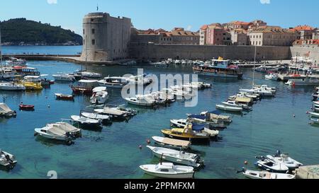 Dubrovnik, Croazia, 08.14. 2022. Attrattiva turistica estiva del porto cittadino. I turisti camminano, salgono su barche e navi e fanno gite in barca. Mare Adriatico. Viaggi e attività ricreative. Barche private di cittadini locali Foto Stock