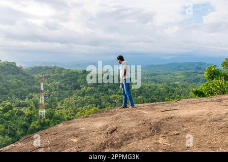 Sul livello più alto del monastero buddista e tempio Mulkirigala Raja Maha Vihara Foto Stock