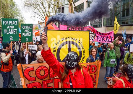 Londra, Inghilterra, Regno Unito. 24th Apr, 2023. Gli attivisti di STOP EACOP (East African grezza Oil Pipeline project) marciano con i manifestanti di Extinction Rebellion a Westminster il quarto e ultimo giorno di proteste che chiedono la fine dei combustibili fossili. (Credit Image: © Vuk Valcic/ZUMA Press Wire) SOLO PER USO EDITORIALE! Non per USO commerciale! Credit: ZUMA Press, Inc./Alamy Live News Foto Stock