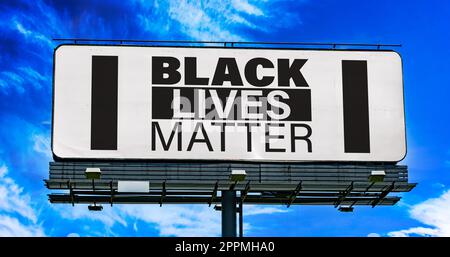 Billboard che mostra il segno del movimento Black Lives Matter Foto Stock