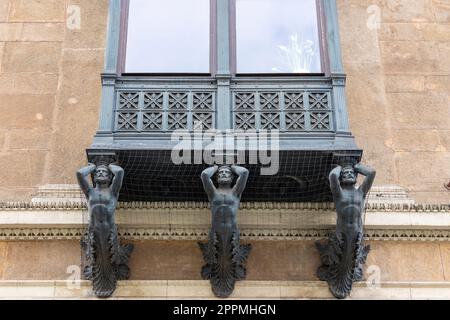 Klein Palace, finestra a bovindo in ghisa sostenuta da tre figure maschili in ferro, Brno, Repubblica Ceca Foto Stock