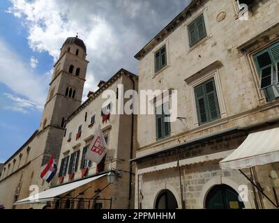 Stradun, Stradone è la strada principale del centro storico di Dubrovnik in Croazia. attrazioni architettoniche. Un luogo popolare per le passeggiate turistiche. 14 agosto 2022 Torre e facciate di antiche case. Foto Stock