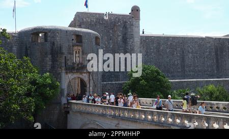 Pile Gate Dubrovnik Croazia 14 agosto 2022 persone uomini e donne camminano lungo il ponte di pietra fino alla porta della città Vecchia. Folla di turisti. Ingresso affollato. L'ingresso principale della città Vecchia, l'affollata porta pile Foto Stock